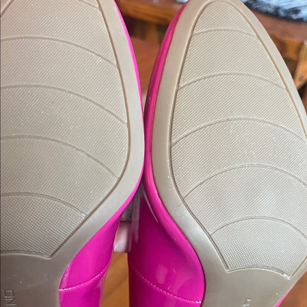 Like new Bandolino Fuchsia Heels - Picture 11 of 12